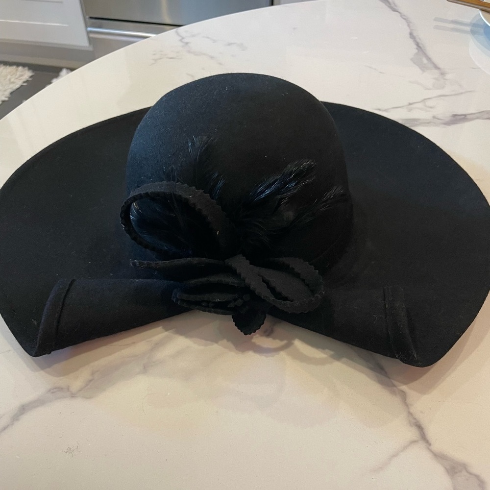 Black wide rimmed wool hat